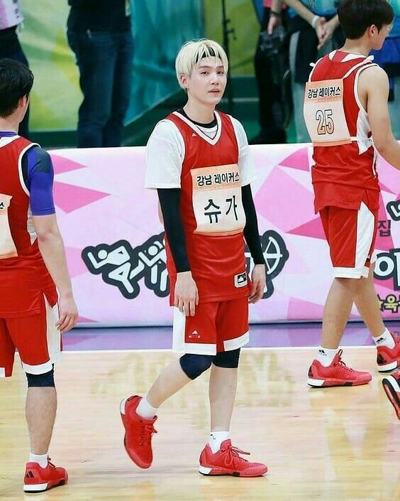 2015 ISAC, Suga won himself a gold medal with his basketball team, the “Gangnam Lakers”