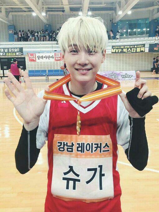 2015 ISAC, Suga won himself a gold medal with his basketball team, the “Gangnam Lakers”