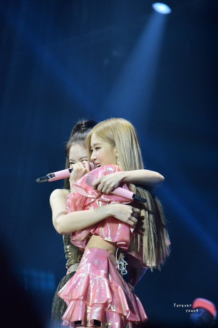 chaennie hugs make my heart melt im sad now