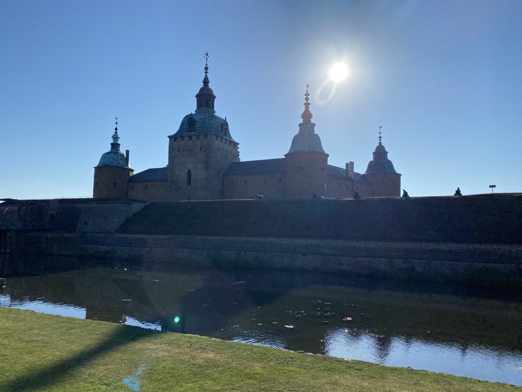 Idag kör vi Flykten från Kalmar slott med lärare från Kalmars skolor. Ett Coronaanpassat event där deltagarna i ämnesrum löser digitala/analoga Escaperoom. Lärarna är indelade i smågrupper med 6 pers i varje grupp. #skolpartner #ikt #Kalmar