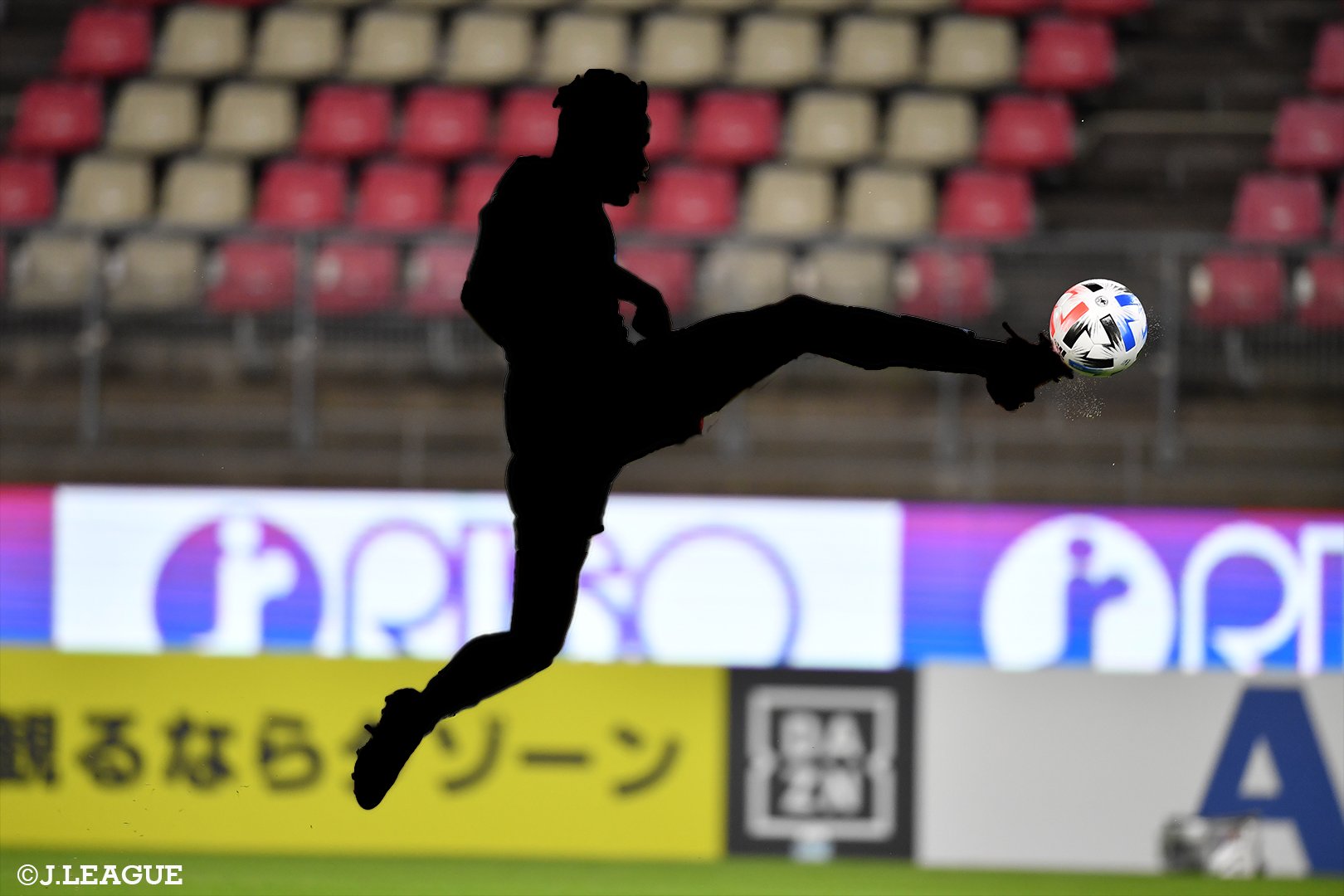 ｊリーグ 日本プロサッカーリーグ クイズだｊ シルエットクイズ このシルエットの選手は誰でしょう 答えをリプライで教えてください ヒントは サムライ ｊリーグ T Co Uulg8ivdth Twitter
