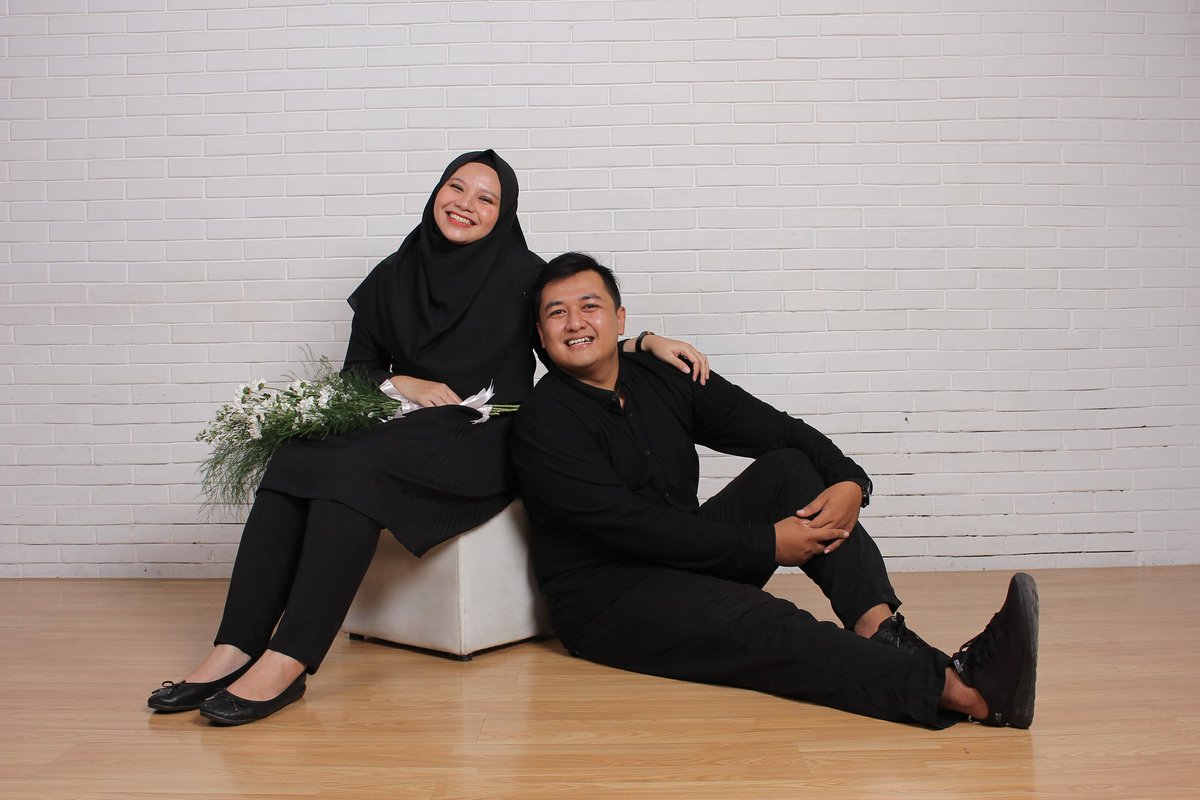 Kita menikah bukan karena dorongan dari lingkungan, tapi memang karena keputusan kita berdua.