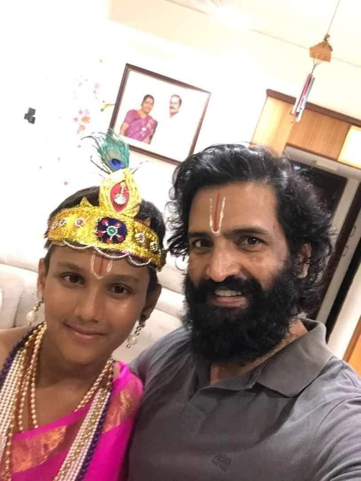 AnanthRchandran's tweet photo. தனது இல்லத்தில் ஸ்ரீ கிருஷ்ண ஜெயந்தி கொண்டாடிய நடிகர் @iamsanthanam..உடன் அவரின் மகன் நிபுண்....❤
#Biskoth #santhanam #கிருஷ்ணஜெயந்தி #TamilNadu #biskothtrailersoon @gvprakash @arya_offl @directorcheran @ActorMadhumitha @ihansika #biskothtrailerfromtomorrow https://t.co/oDJcOWIUvt
