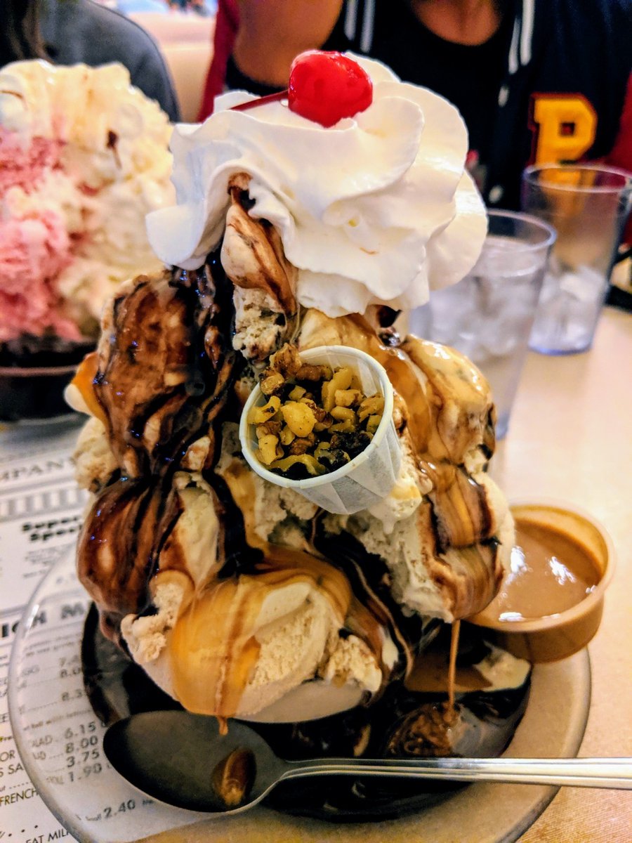 SteelVictim's tweet photo. I am always in awe of the "Regular"-sized sundae. @ Superior Dairy, Hanford, CA https://t.co/47YTJE147E