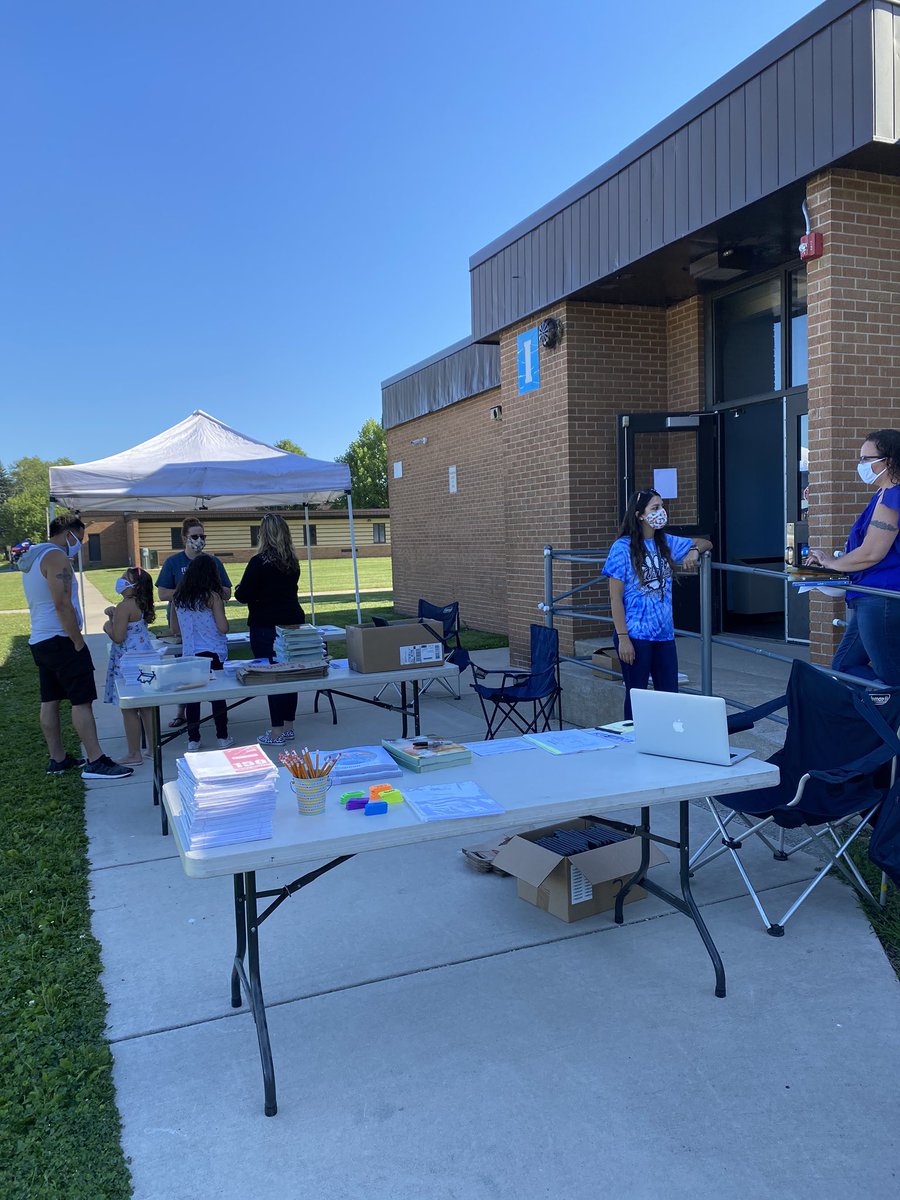 harrington_jn's tweet photo. Thanks to all our staff and families for making iPad/supply pickup a success! #bettertogether #elearning https://t.co/EBWN6GDDE4