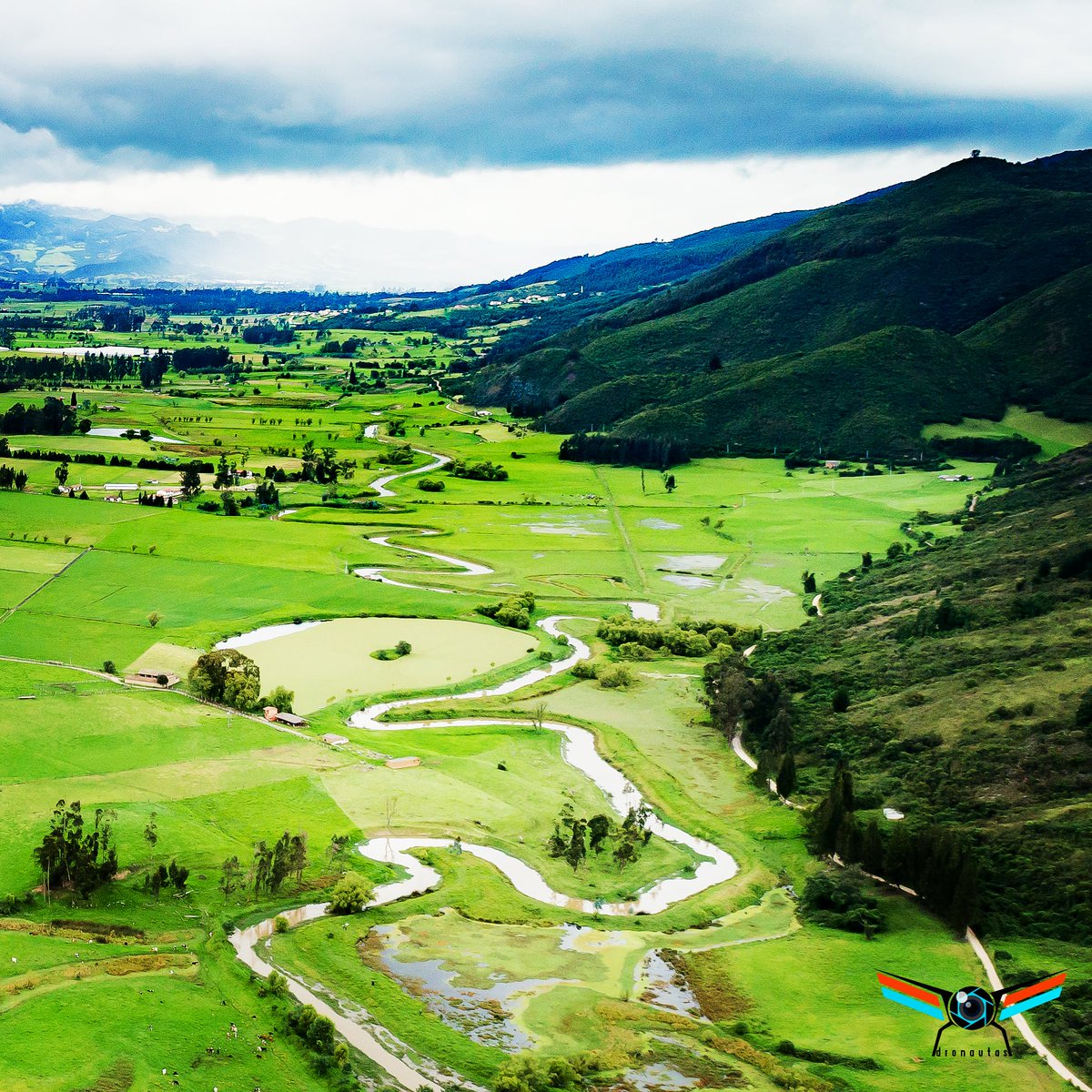 dronautas_'s tweet photo. Se acerca la lluvia en la extensa, verde, fría y hermosa Sabana de Bogotá, bañada por el río Teusacá, entre otros.

#droneshot #Bogotá #Sabana #dronephoto #dronautas #phantom4pro #landscape #paisaje #aerealphoto #dronepilot #apdphotoday #fotodron
#fotodrone #fotoaerea https://t.co/496JicTBan