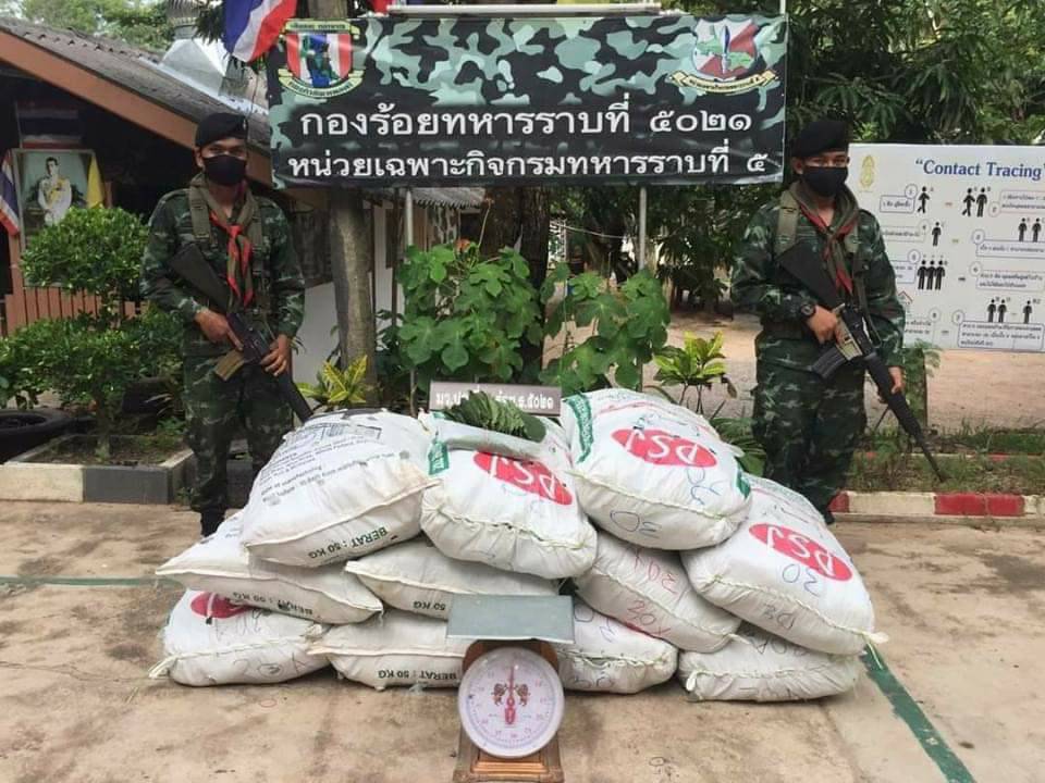 swcom2020's tweet photo. กองกำลังเทพสตรี ตรวจยึดยาเสพติดให้โทษประเภท 5 พืชกระท่อมสดบรรจุใส่กระสอบ จำนวน 11 กระสอบน้ำหนักรวม 330 กิโลกรัม 
https://t.co/ikX5SelLa4

Cr. ศูนย์ประชาสัมพันธ์ กองอำนวยการรักษาความมั่นคงภายในภาค 4 ส่วนหน้า https://t.co/ZGcMXM6RV0