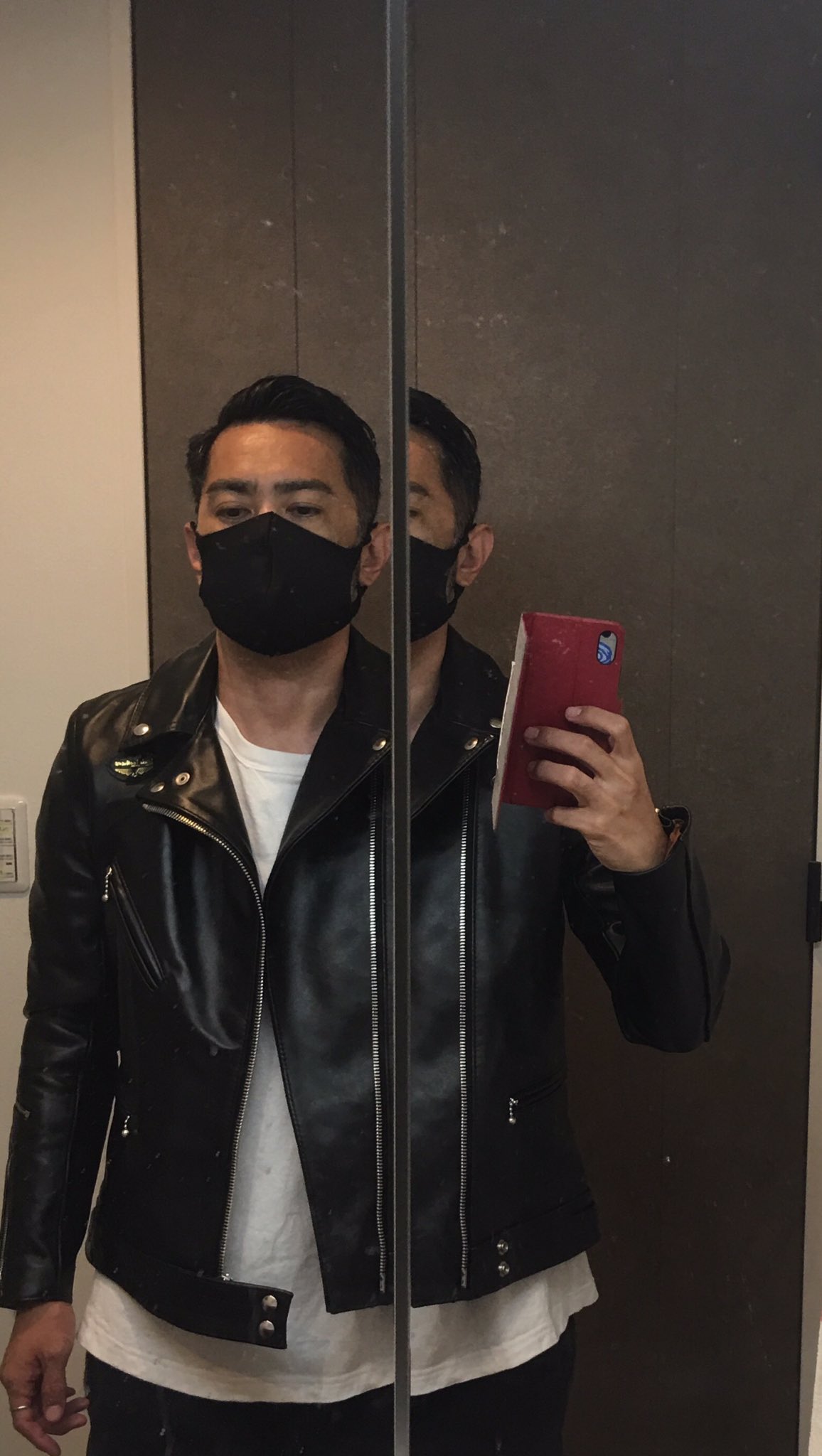 カネシマシュン 暑いですね そうです お盆休みのワタクシは今日も家の中で 短パン武装戦線スタイルで革ジャン育ててます 近所や 宅配の人に 頭おかしいと思われてると思います 今年の夏は絶対に一生忘れません T Co 37b2ugrv4g Twitter