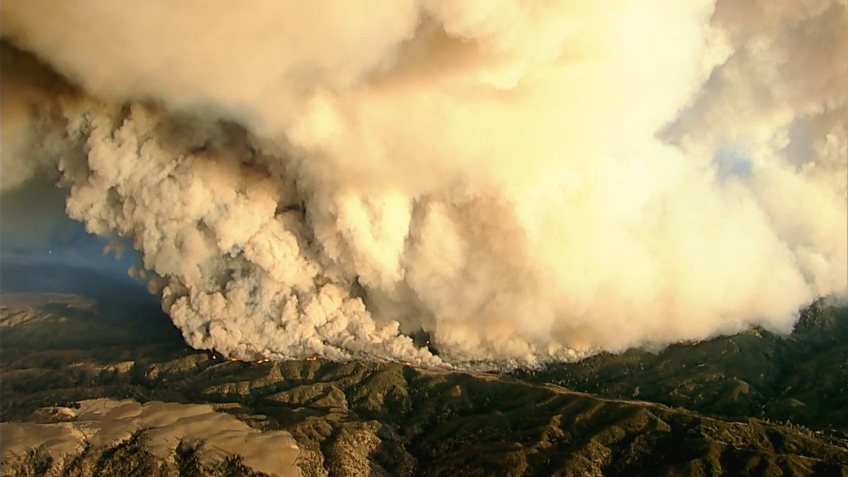 edgarrmcgregor's tweet image. Not enough attention is being given to the major #LakeFire in California. It's only 4 hours old, and 11,000+ acres are gone.

This could be a real ecological disaster for the Angeles Nat. Forest. This is an incredibly hot, climate change helped, leave-nothing-behind type inferno.