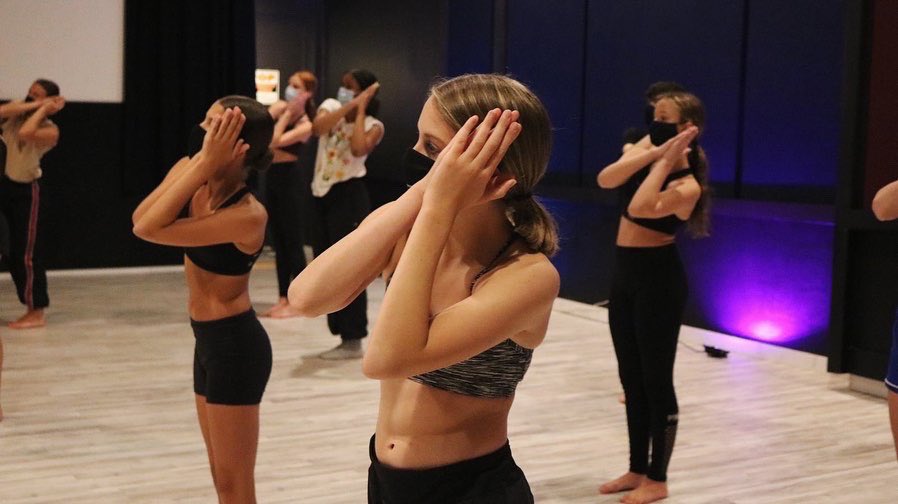 artistsrevealed's tweet photo. What a night!✨Audtions were on 🔥 Mon night! & in our new space- no words for our excitement! Such talented souls...we are so excited to start exploring our artistry together! 🧡
#dancers #artists #dancechoreographer #artistsrevealed #kcdance #dancecompany https://t.co/dsIs60mNf3
