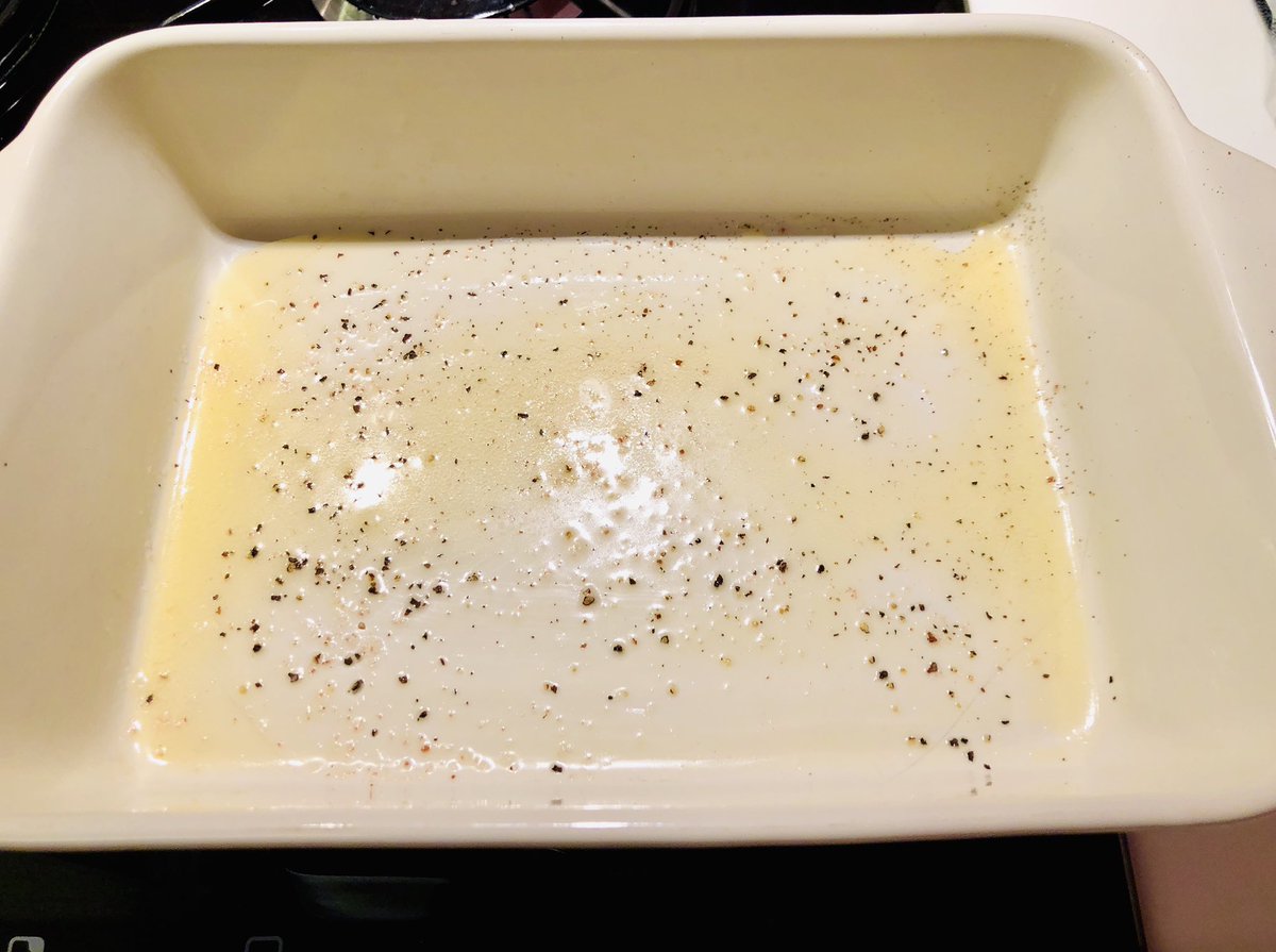 Pense em camadas: manteiga derretida no fundo... sal e pimenta.