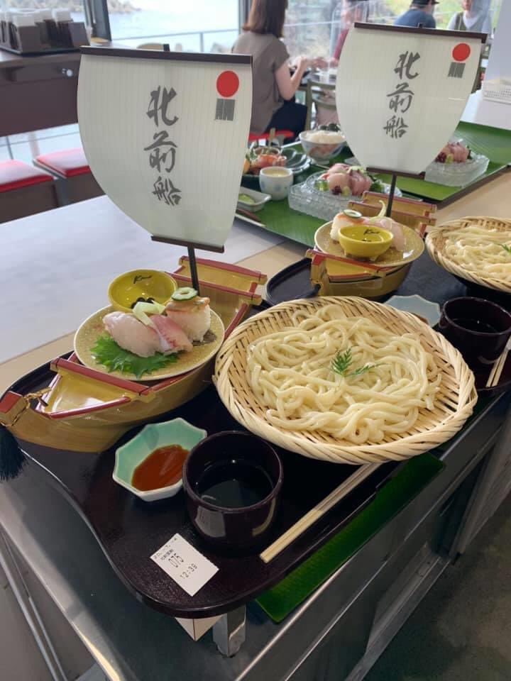 鶴岡市立加茂水族館 当館レストランは16 00までの営業となります お子様ランチ北前すしランチ 500円 クラゲラーメン 750円 丼物 ハモと鰤胡麻漬け丼 900円 ハモ定食 1300円 サクラマス定食 1500円 ハモ蒲焼 00円 ふぐ定食 1800円 など 海の幸を使った