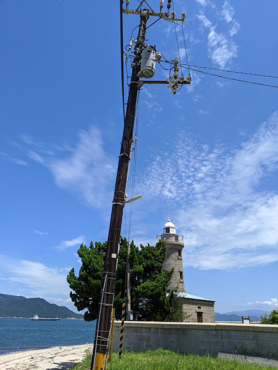 Edo 男木島灯台脇にあった 非常に珍しい木製電柱 足場釘が上を向いているのでかなり古いタイプとのこと 電柱識者の友人談