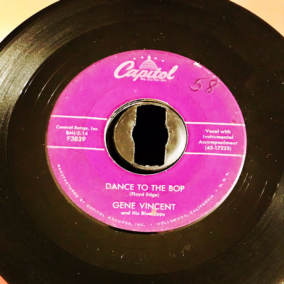 studioerin's tweet photo. Reminiscing on this #NationalVinylRecordDay to when I’d be lost for hours listening to my mom’s pop &amp; rock #45s from the 50’s. Any wonder why I am the way I am?! She still has them all in a cool self-locking green dome case. #retrorecords #jukeboxfavorites 😂🎶😜🎨😎 https://t.co/fg4WEBtUbH