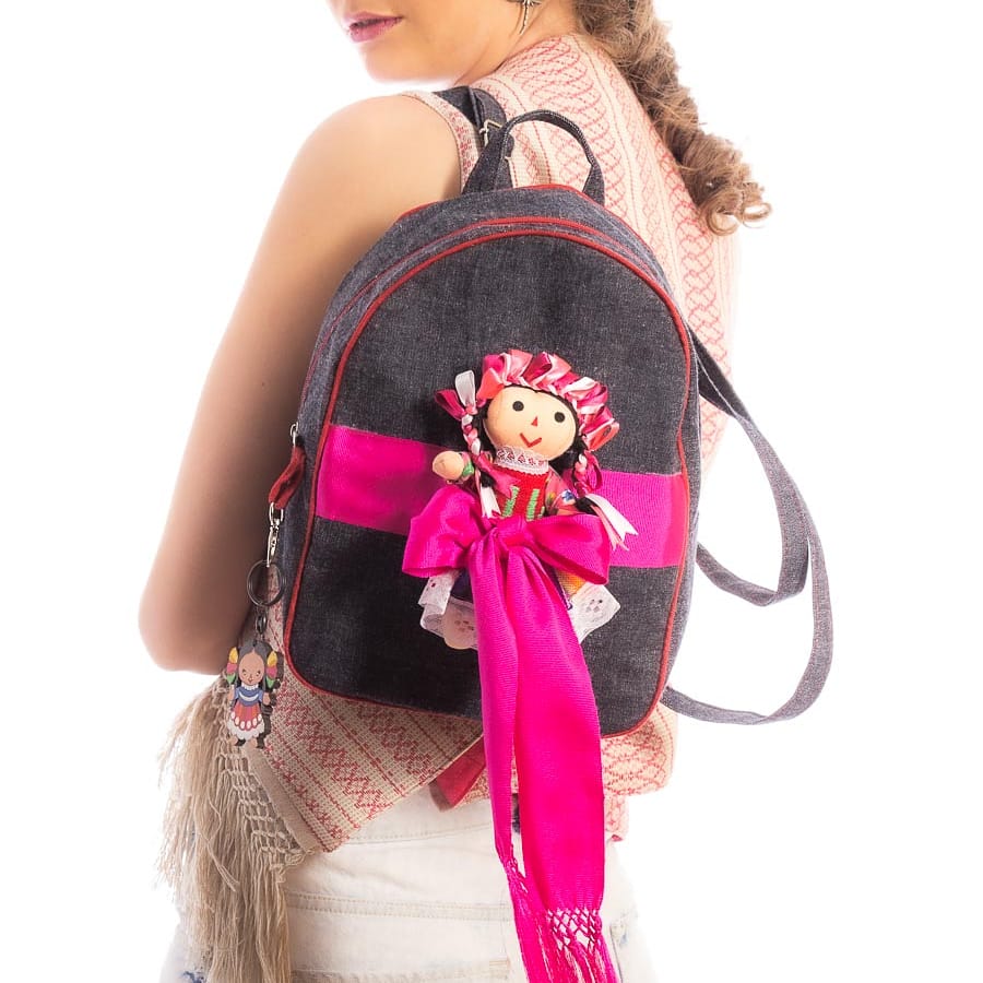 Nantli-mochila producto  solidario inspirado en la forma en que las mujeres cargan a sus hijos con un rebozo. Participan en el proyecto talleres de artesanos y el escritor Mauricio Carrera. Al comprar una participa en la rifa de una capa y ayuda a mujeres artesanas de la 3ra edad