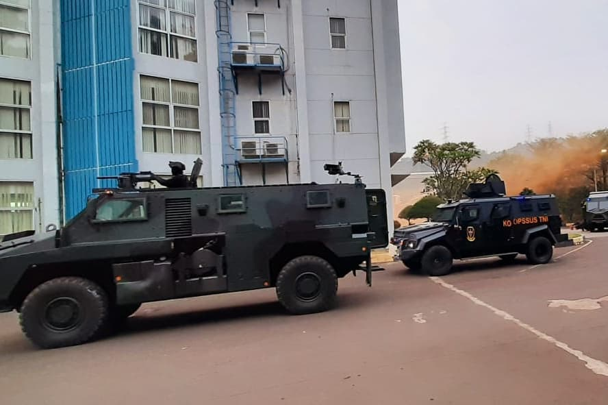 Jatosint's tweet photo. TNI's Komando Operasi Khusus #KOOPSSUS/Special Operation Command #SOCOM conducting anti-terrorist exercises at Banten

FYI, Koopssus is made up of three TNI SF Units:

-Kopassus (Army)
-Denjaka (Navy)
-Satbravo-90 Paskhas (AF)

📸Puspen TNI https://t.co/GT9uOr0jDW
