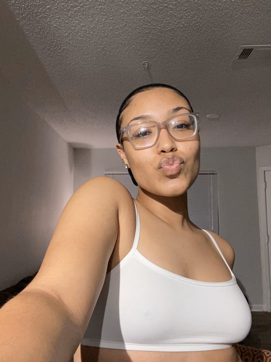 Overatedjoy's tweet image. I’d like to think I’m worth looking at without a filter🤷🏽‍♀️though I feel more comfortable with the filters....I cannot lie😂😂