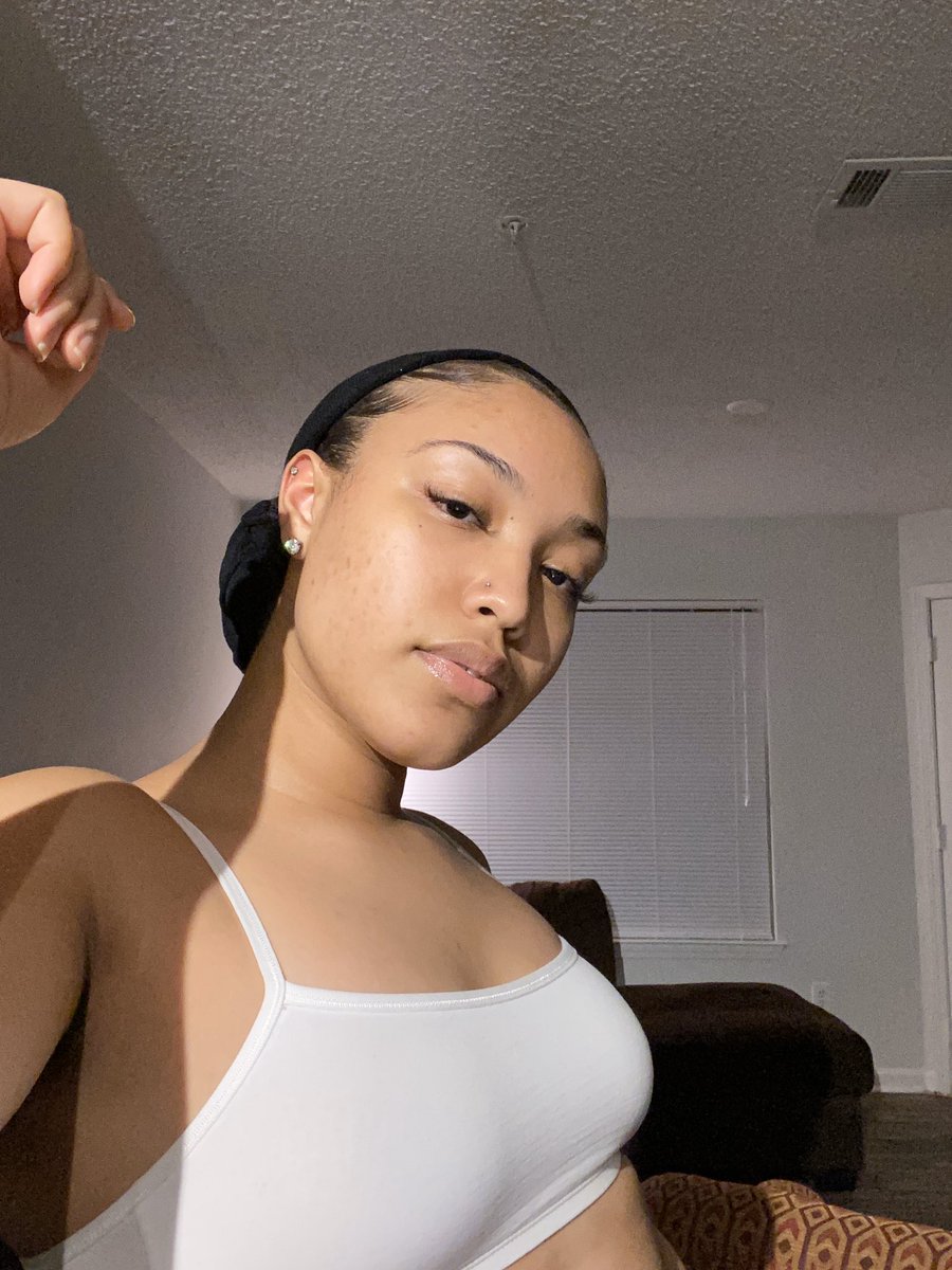 Overatedjoy's tweet image. I’d like to think I’m worth looking at without a filter🤷🏽‍♀️though I feel more comfortable with the filters....I cannot lie😂😂