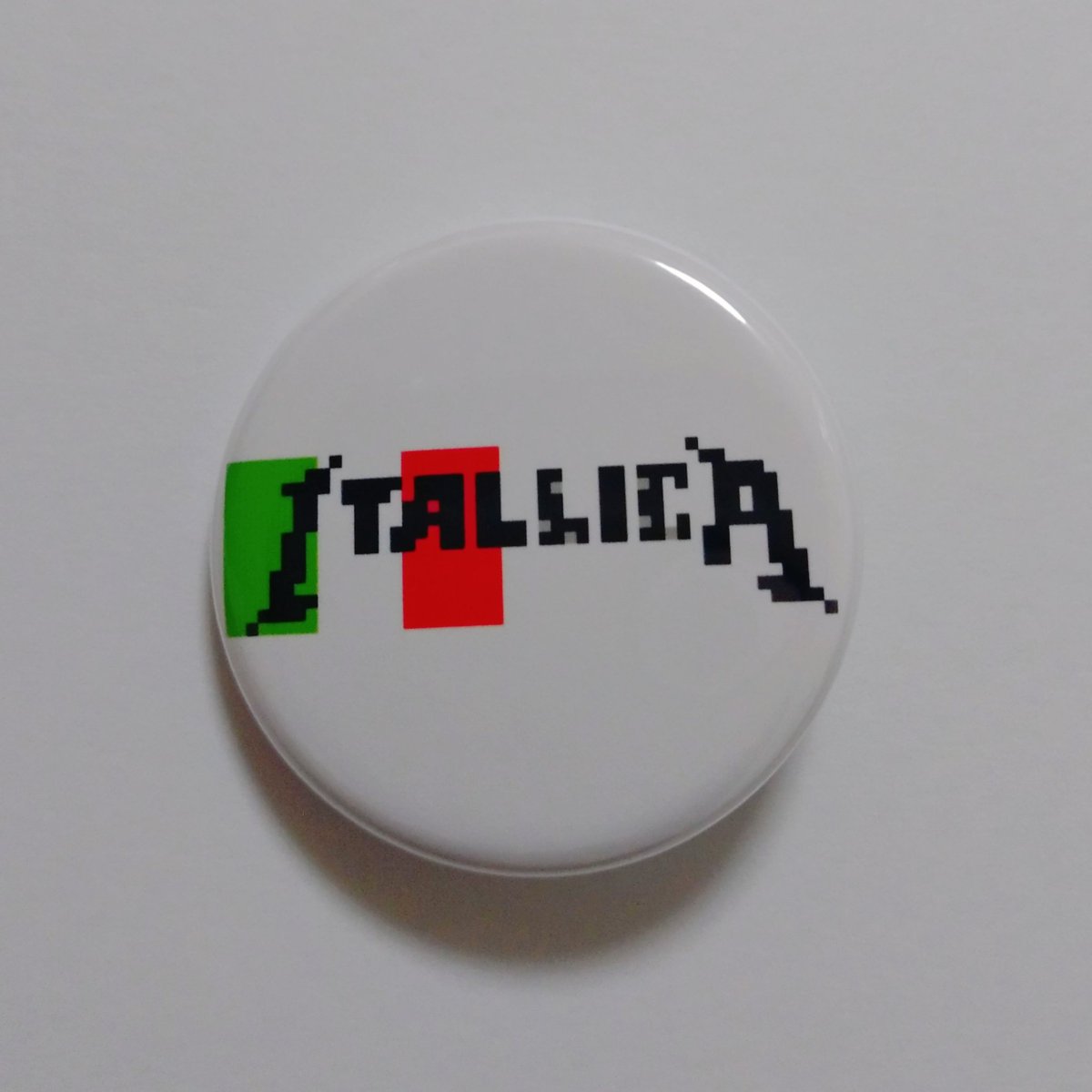 miy2mee's tweet photo. ジョジョの奇妙なDJナイト @JojoDjNight にもご出店頂いた三重県四日市のイタリアンレストラン、ITALLICAさん @t_itallica の缶バッチを作らせて頂くこととなり、完成しました！通常ロゴと、そこからアレンジさせてもらったドット絵バージョンです！とても美味しいお店ですのでお近くの方はぜひ！🇮🇹🍴 https://t.co/PQIMtaA6rP