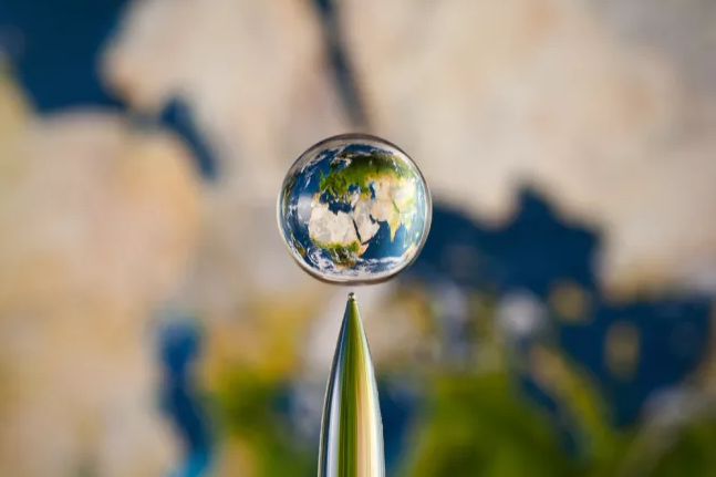 GoodNewzIndo's tweet photo. Bumi bukanlah bola yang sempurna. Saat Bumi berputar, gravitasi menunjuk ke arah pusat planet kita dan gaya sentrifugal mendorong ke luar menyebabkan tonjolan sehingga Bumi tidak seutuhnya bulat. 😉  𝘐𝘮g𝘊𝘳𝘦𝘥𝘪𝘵 : (𝘔𝘢𝘳𝘬𝘶𝘴 𝘙𝘦𝘶𝘨𝘦𝘭𝘴, 𝘓𝘪𝘲𝘶𝘪𝘥𝘈𝘳𝘵) #bumi https://t.co/BCRYzo4XEK