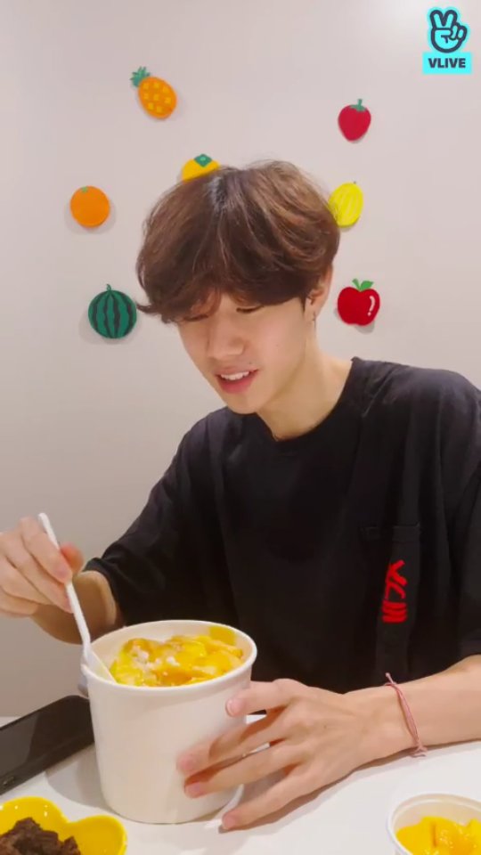 allaboutars's tweet photo. แค่กินบิงซูต้องหล่อขนาดนี้เลยเหรอ งง?😭  #MarkTuan @marktuan https://t.co/WbbbBttrFi
