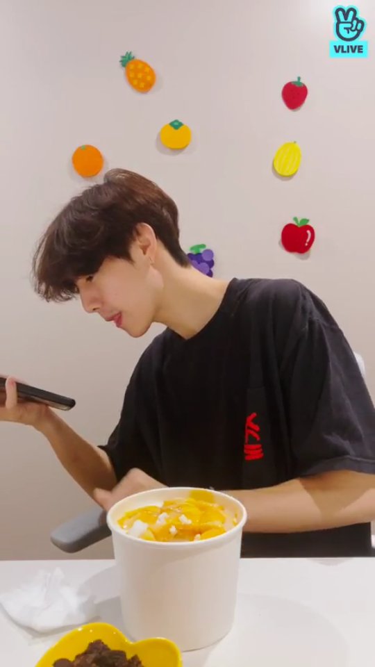 allaboutars's tweet photo. แค่กินบิงซูต้องหล่อขนาดนี้เลยเหรอ งง?😭  #MarkTuan @marktuan https://t.co/WbbbBttrFi
