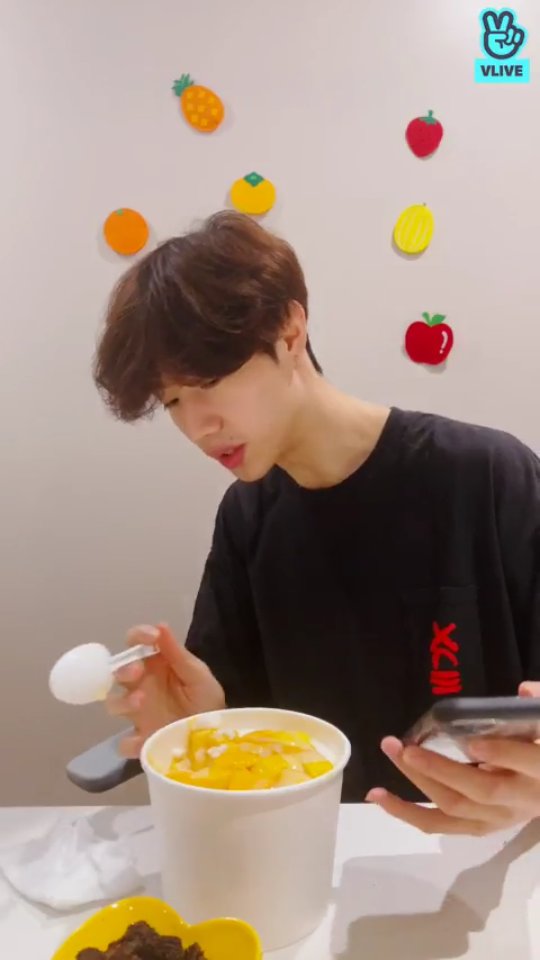 allaboutars's tweet photo. แค่กินบิงซูต้องหล่อขนาดนี้เลยเหรอ งง?😭  #MarkTuan @marktuan https://t.co/WbbbBttrFi