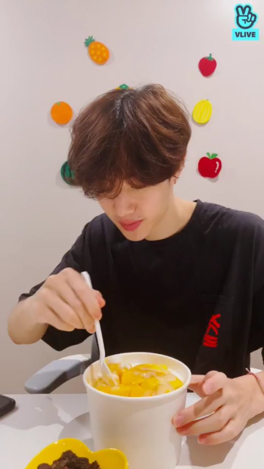 allaboutars's tweet photo. แค่กินบิงซูต้องหล่อขนาดนี้เลยเหรอ งง?😭  #MarkTuan @marktuan https://t.co/WbbbBttrFi