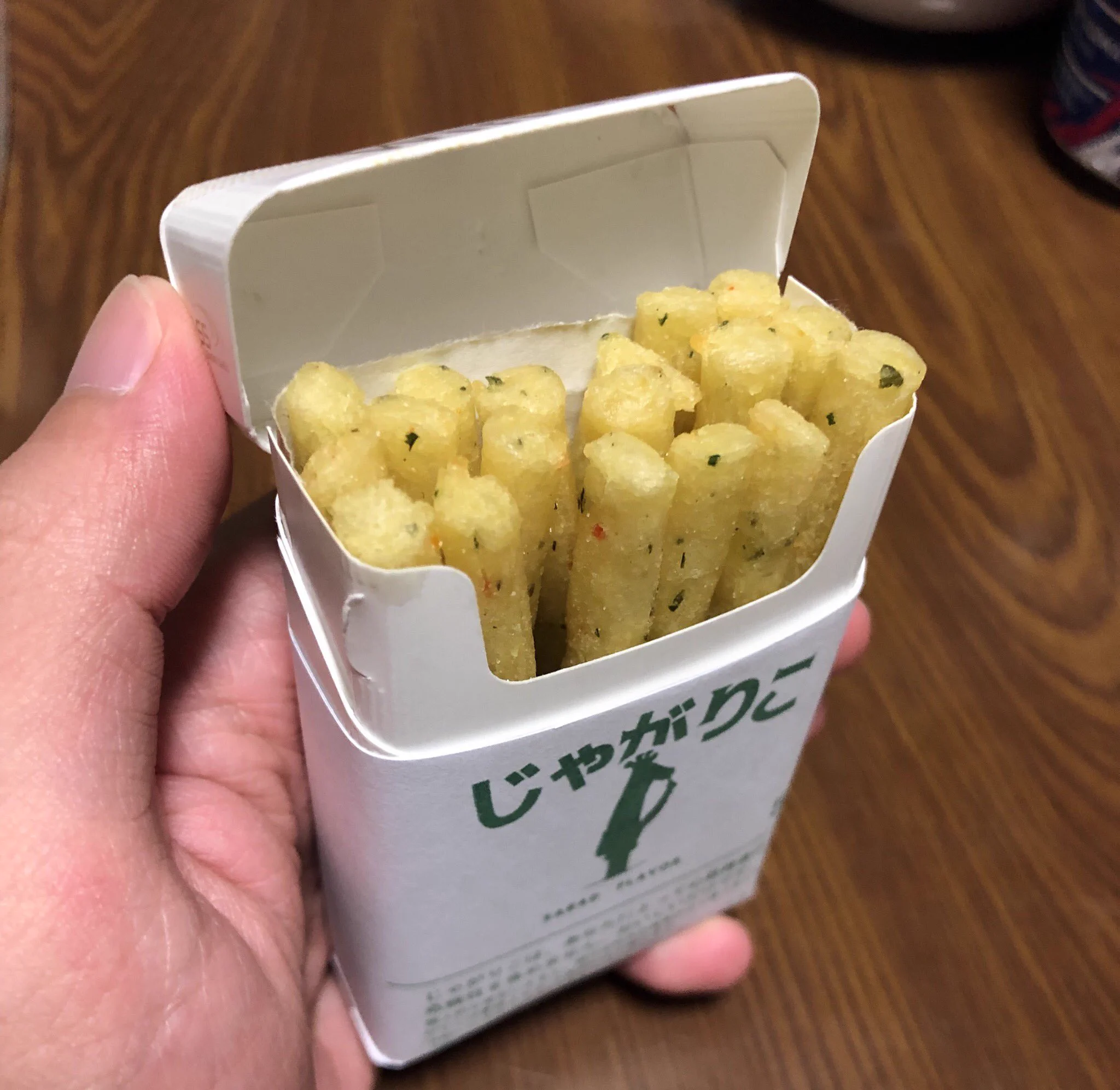 一度やってみたかった?タバコ風の箱のじゃがりこで大人の雰囲気‼