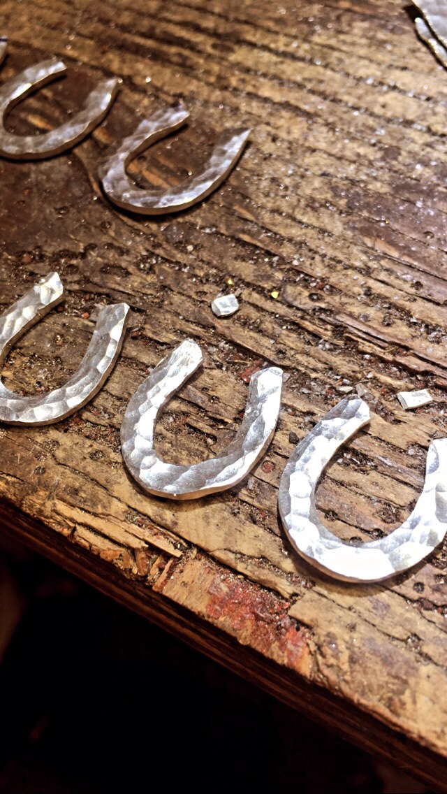 isabelrucker's tweet photo. Forging tiny silver horseshoes. #silversmith #blacksmith https://t.co/ZD8ibdvTly