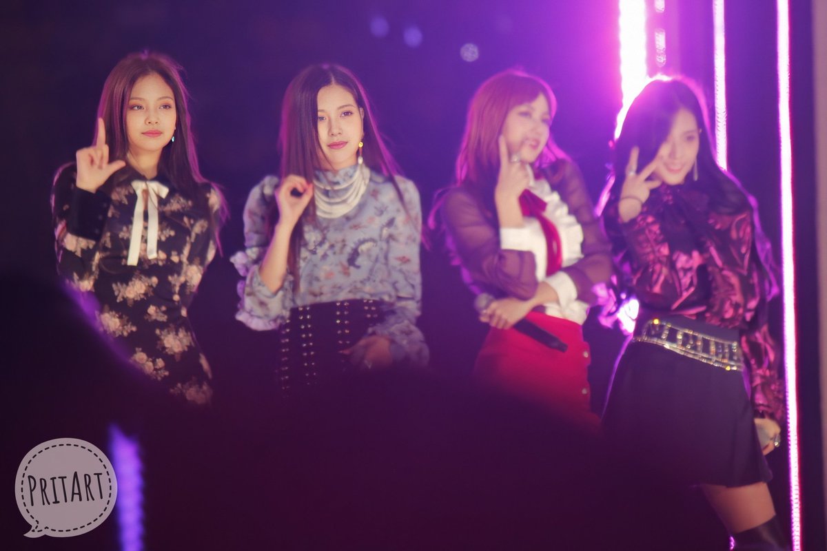 jae_qyu's tweet photo. #BOF2017 #BLACKPINK https://t.co/Za68ZmDBga