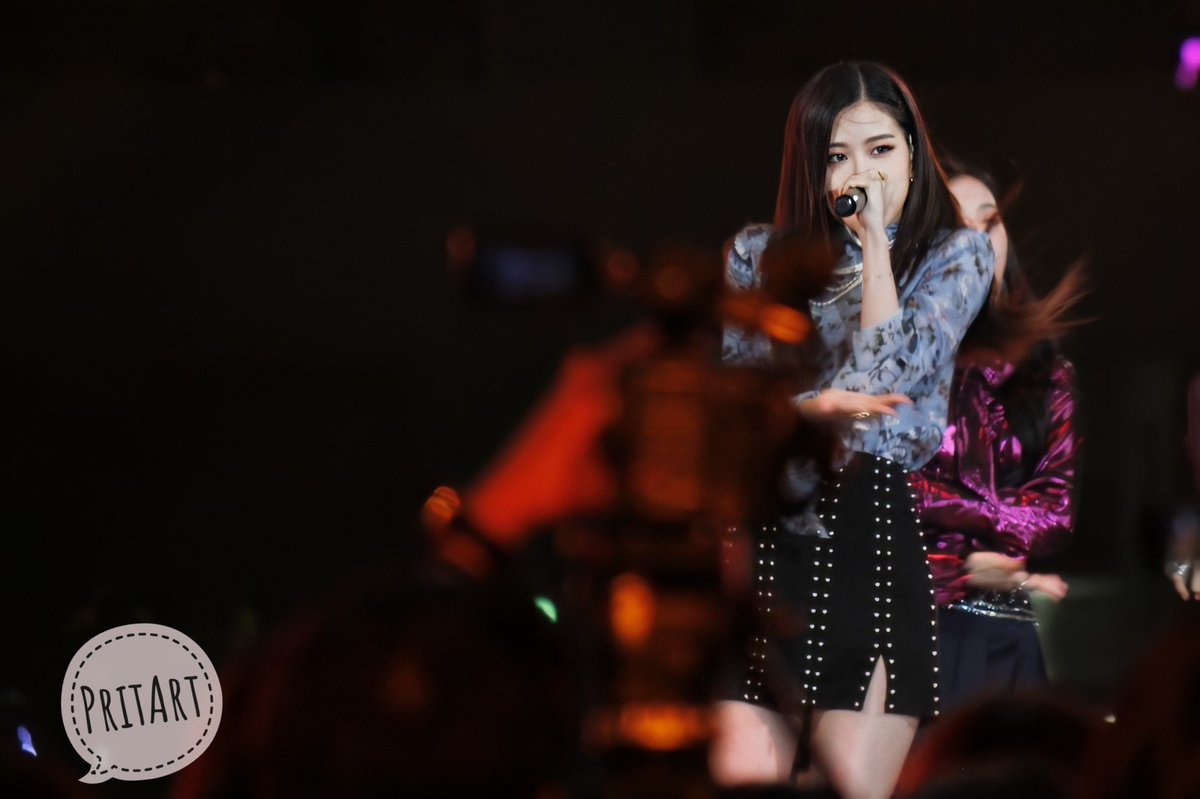 jae_qyu's tweet photo. #BOF2017 #BLACKPINK https://t.co/Za68ZmDBga