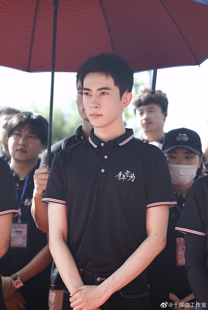 dramapotatoe's tweet photo. #YuMenglong attends filming ceremony for his part of anthology  commemoration drama “Promise”, #约定之青年有为. Drama will consist of 6 stories overall, with two having wrapped up filming, one starring Dong Yong, the other with Lu Yi and Zeng Li https://t.co/95Asos6yLq
