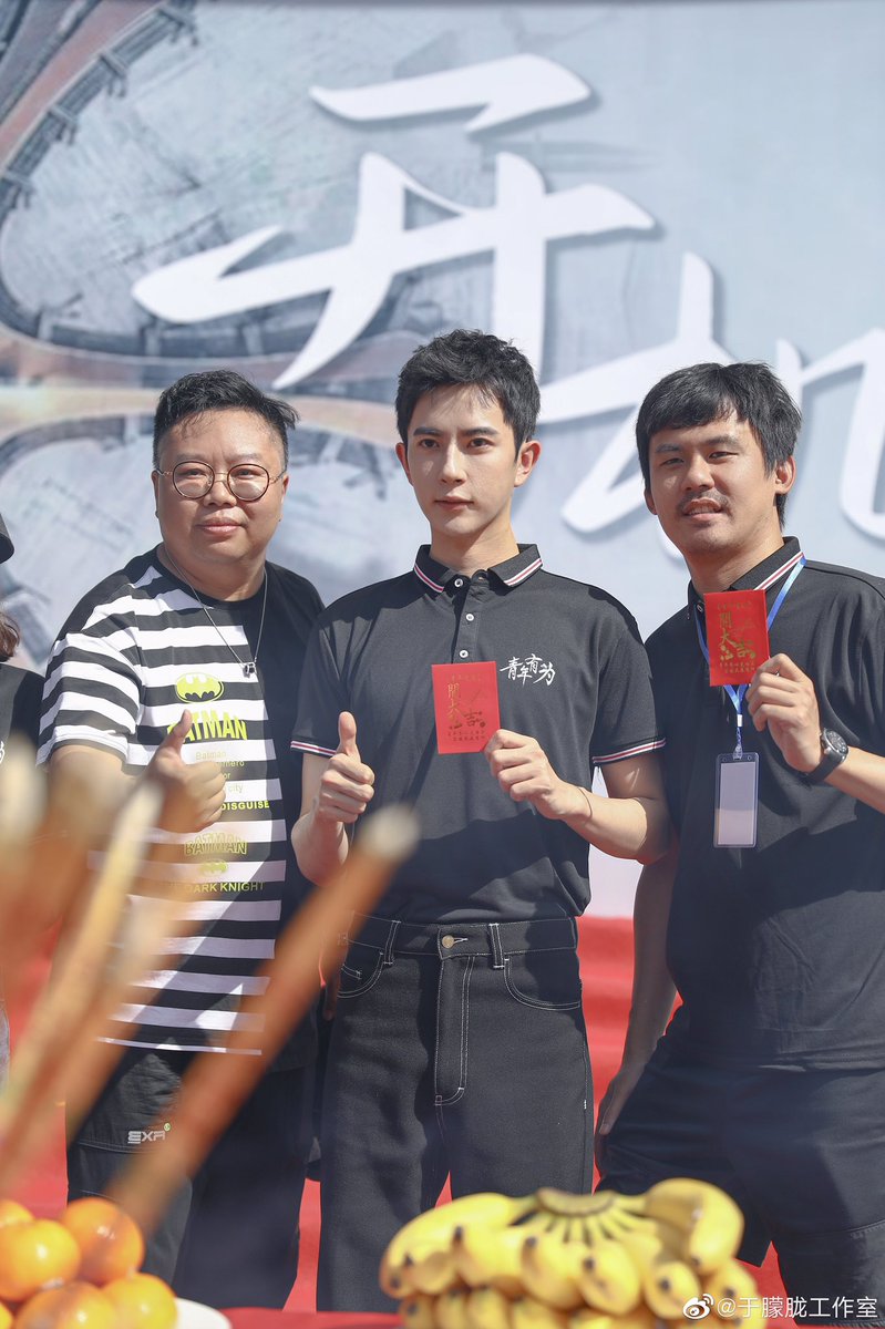 dramapotatoe's tweet photo. #YuMenglong attends filming ceremony for his part of anthology  commemoration drama “Promise”, #约定之青年有为. Drama will consist of 6 stories overall, with two having wrapped up filming, one starring Dong Yong, the other with Lu Yi and Zeng Li https://t.co/95Asos6yLq