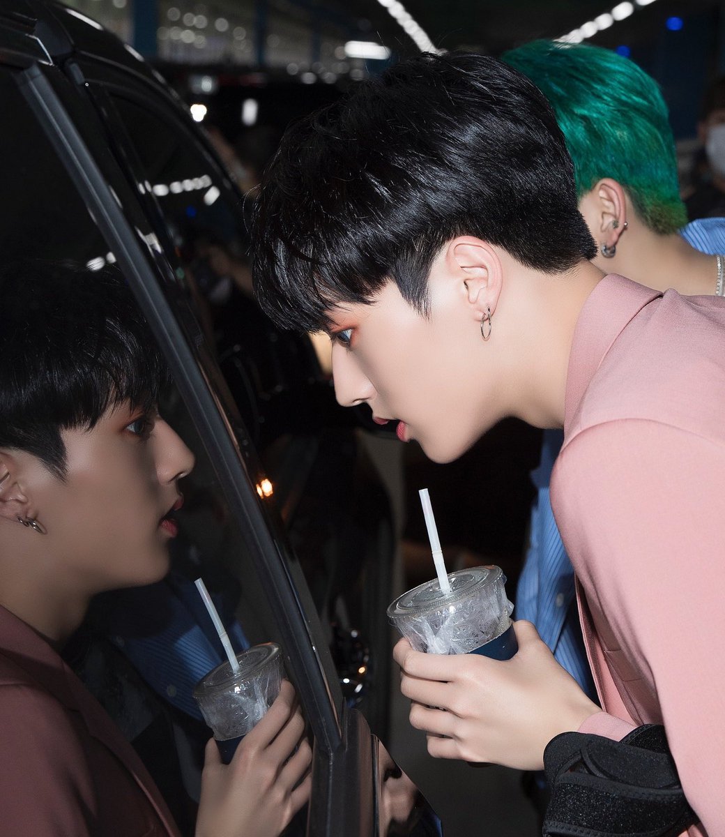 azhleyze's tweet photo. หล่อยันเงามันเป็นแบบนี้นี่เอง https://t.co/o5utPkyXjv
