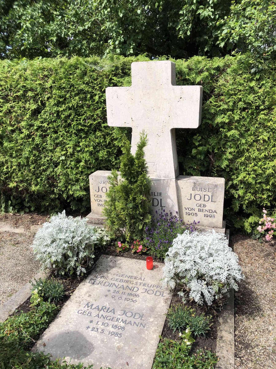 Auf der Fraueninsel steht der “Schein“-Grabstein für den Nazi-Kriegsverbrecher Alfred Jodl immer noch, nur wurde eine neue Platte aufgelegt. Statt “Alfred” steht da jetzt “Familie”.