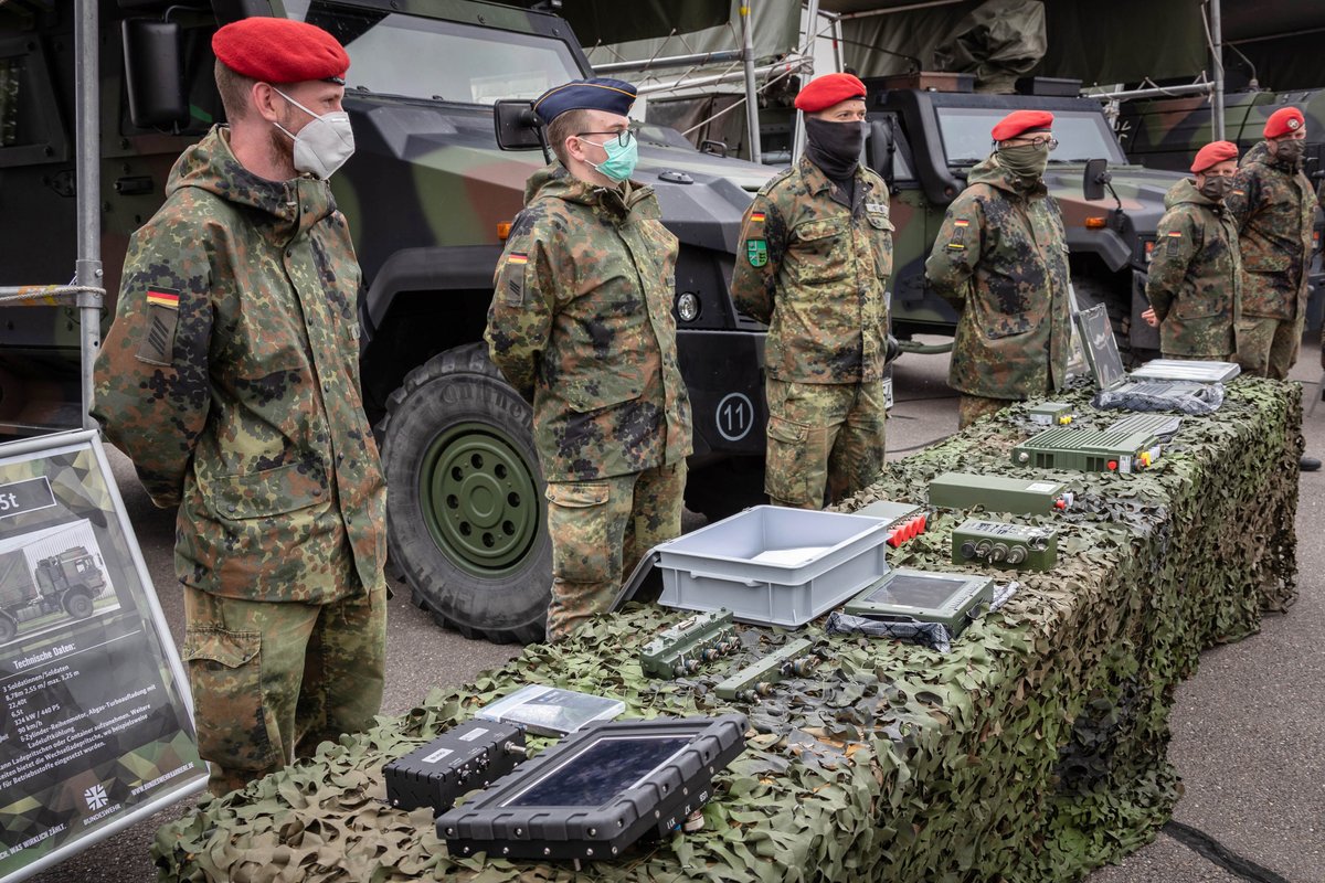 Deutsches_Heer's tweet photo. Ohne #Digitalisierung geht heute fast nichts mehr. Auch auf dem #Gefechtsfeld ist die Vernetzung aller Akteure #Bundeswehr überlebenswichtig. Umso erfreulicher ist die Nachricht, dass die #Fernmeldetruppe im #Heer wieder wächst. Schaut rein: https://t.co/vc1M2z8UaU https://t.co/lg0HzKUhrX