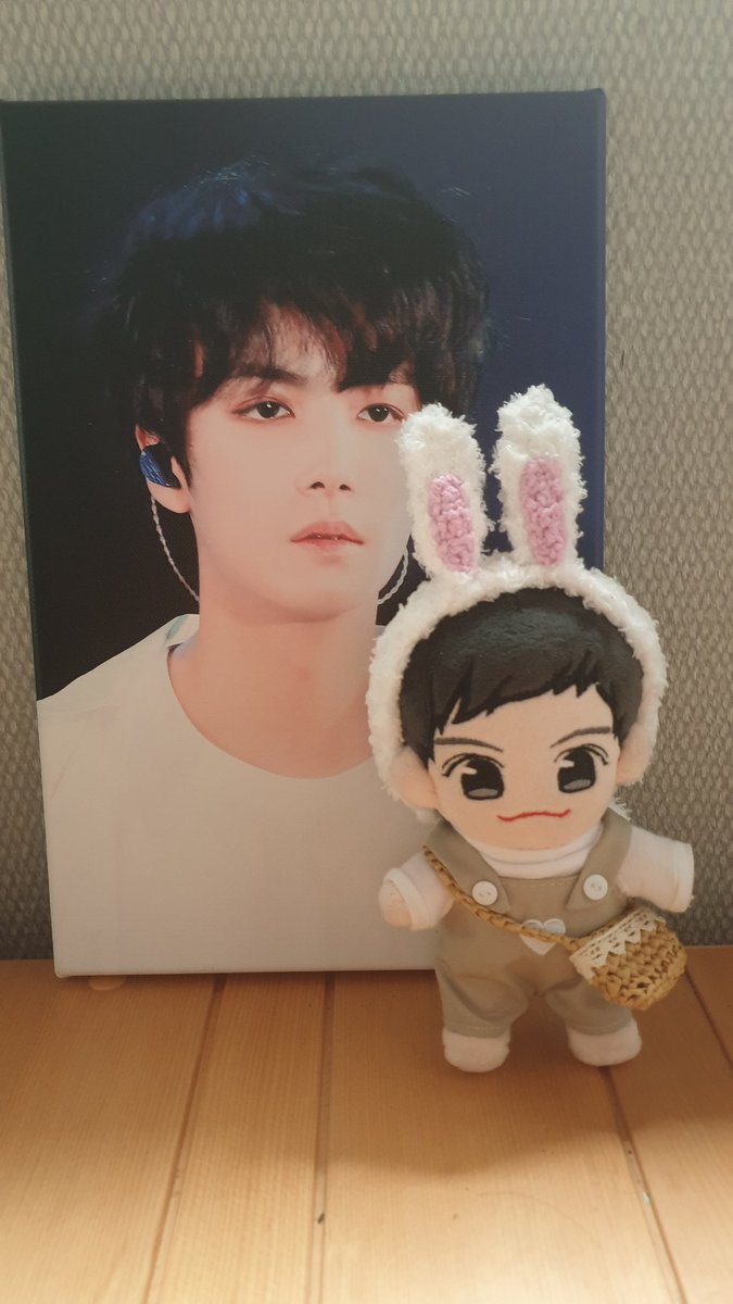 sassw8968's tweet photo. @somnanasom 님 이벤트 당첨으로 받은 토끼 머리띠가 도착했어요☺ 덤으로 가방까지 주셔서 아감이에게 해 줬는데 진짜 너무너무너무 귀여워요🥰
종현이형아 액자와 함께 한 컷 찍어보았습니다😊 이벤트 감사드려요😆 https://t.co/LP5ROoZsUI