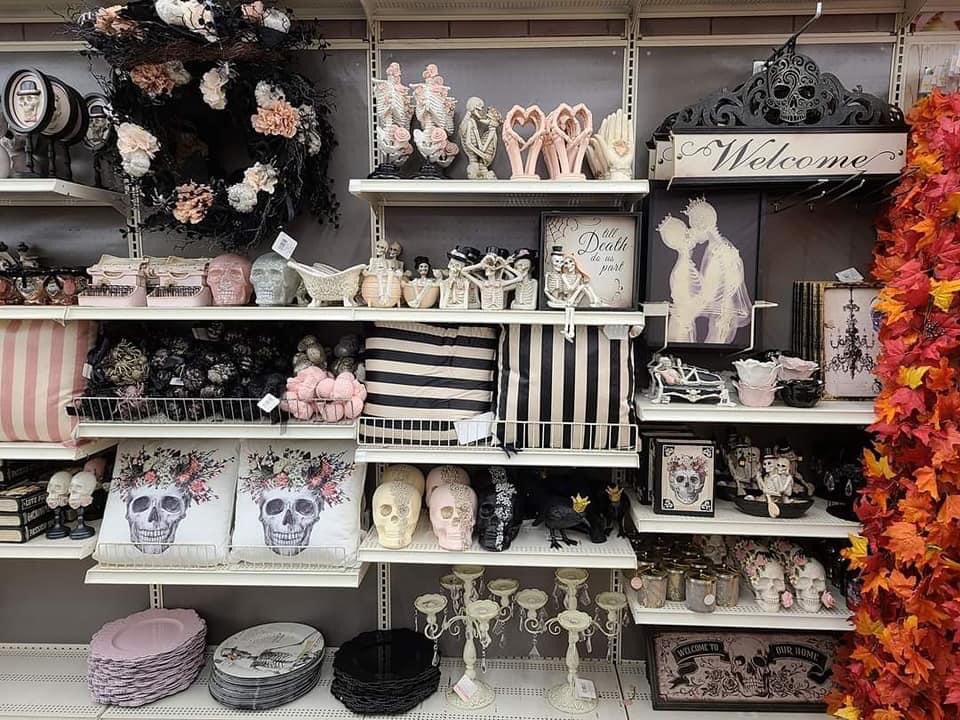 backroadxsaint's tweet photo. Ummm the michaels Halloween decor this year is my whole aesthetic and I’m obsessed 🖤💕 https://t.co/PxxZuFg8kD