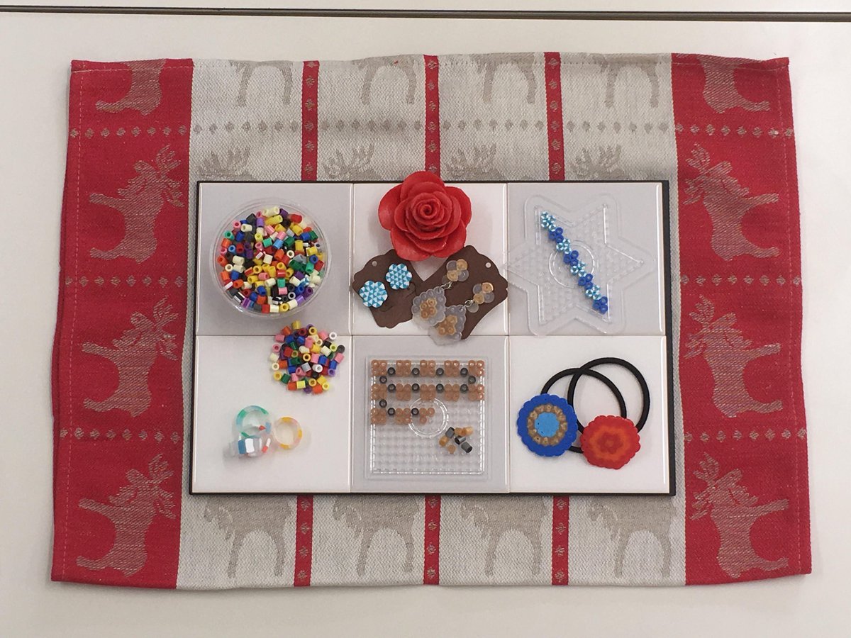 タリーズコーヒーkaiyodo大丸心斎橋店 タリーズコーヒー 大丸心斎橋店 海洋堂 ボーネルンド ハマビーズ カフェで大人が楽しむあそび時間 アイロンビーズでヘアアクセサリーづくり ハマビーズ を使い お好きな色や形でモチーフを作ってヘアゴム