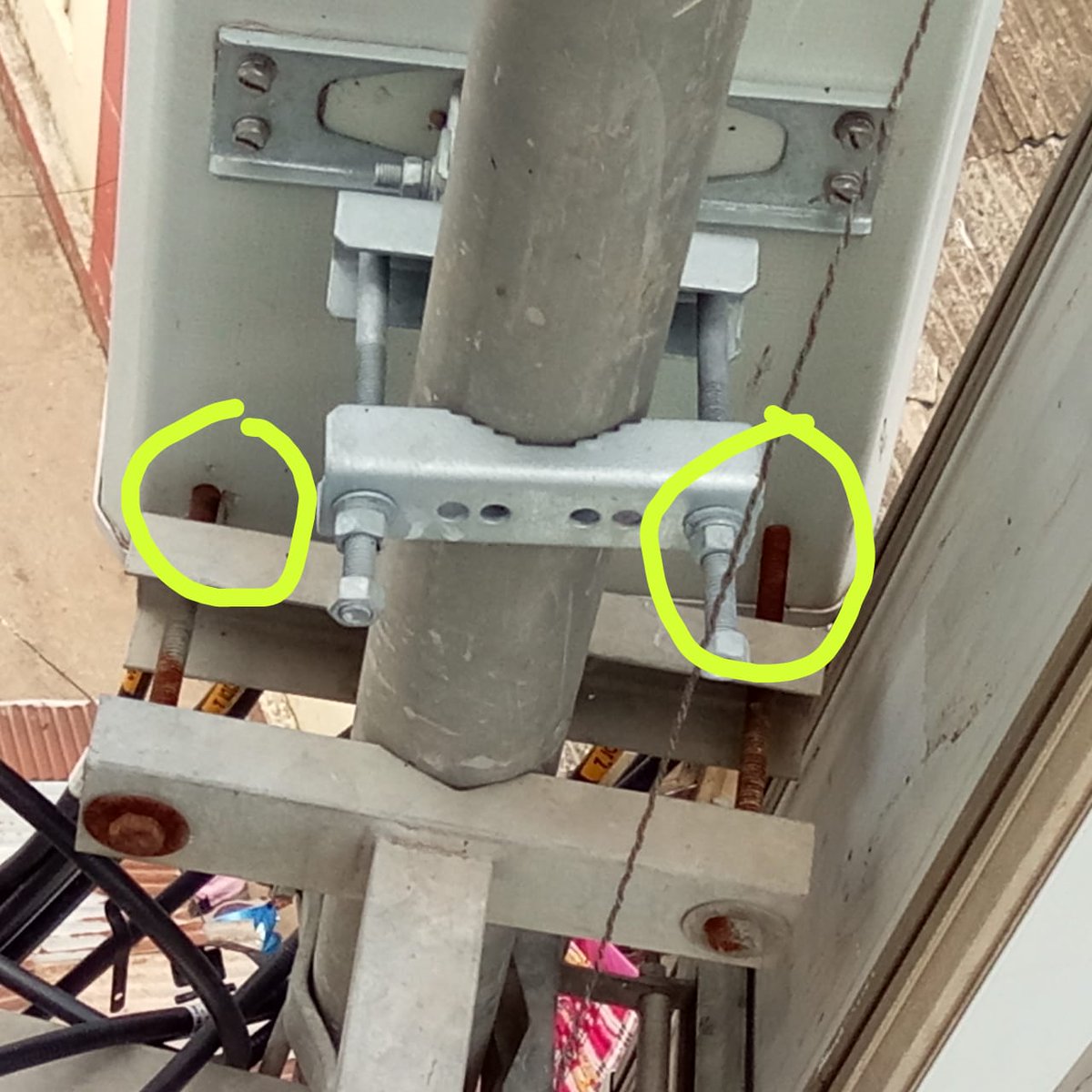 Awesh_4u's tweet photo. Since July i am struggling with @VodafoneIN  Twitter team to get complain resolve which has know as antenna improper install as per snap, but VF has taken for granted customers they don't care even ur corporate account or having REDX plan #HappyToHelp https://t.co/diS2Rq355Q