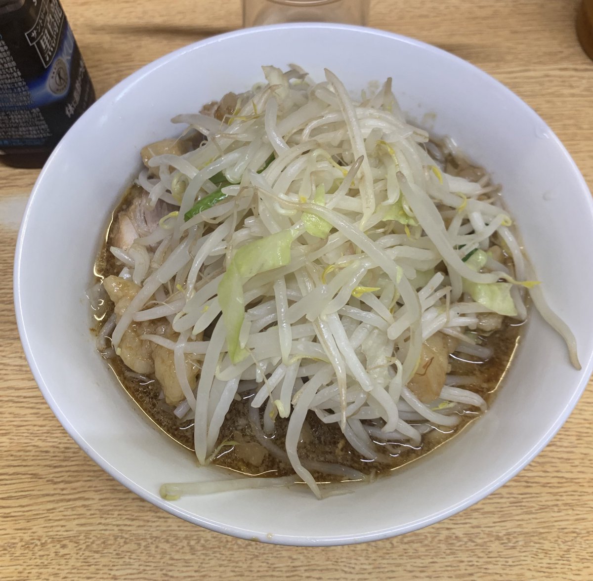 mak0tter's tweet photo. 初めてラーメン二郎さんに行きました！！
コールはヤサイ、アブラ。🙈笑
この暑さの中じーっと静かに外並ぶのは、ある種の修行でした🐓
初二郎だったので2日前からルールやら席数までも把握して、ドキドキしたけど店員さん優しかった。
皆様お気に入りの二郎の店舗とかあったら教えてください😆🌸 https://t.co/wv8Xy1JbEh