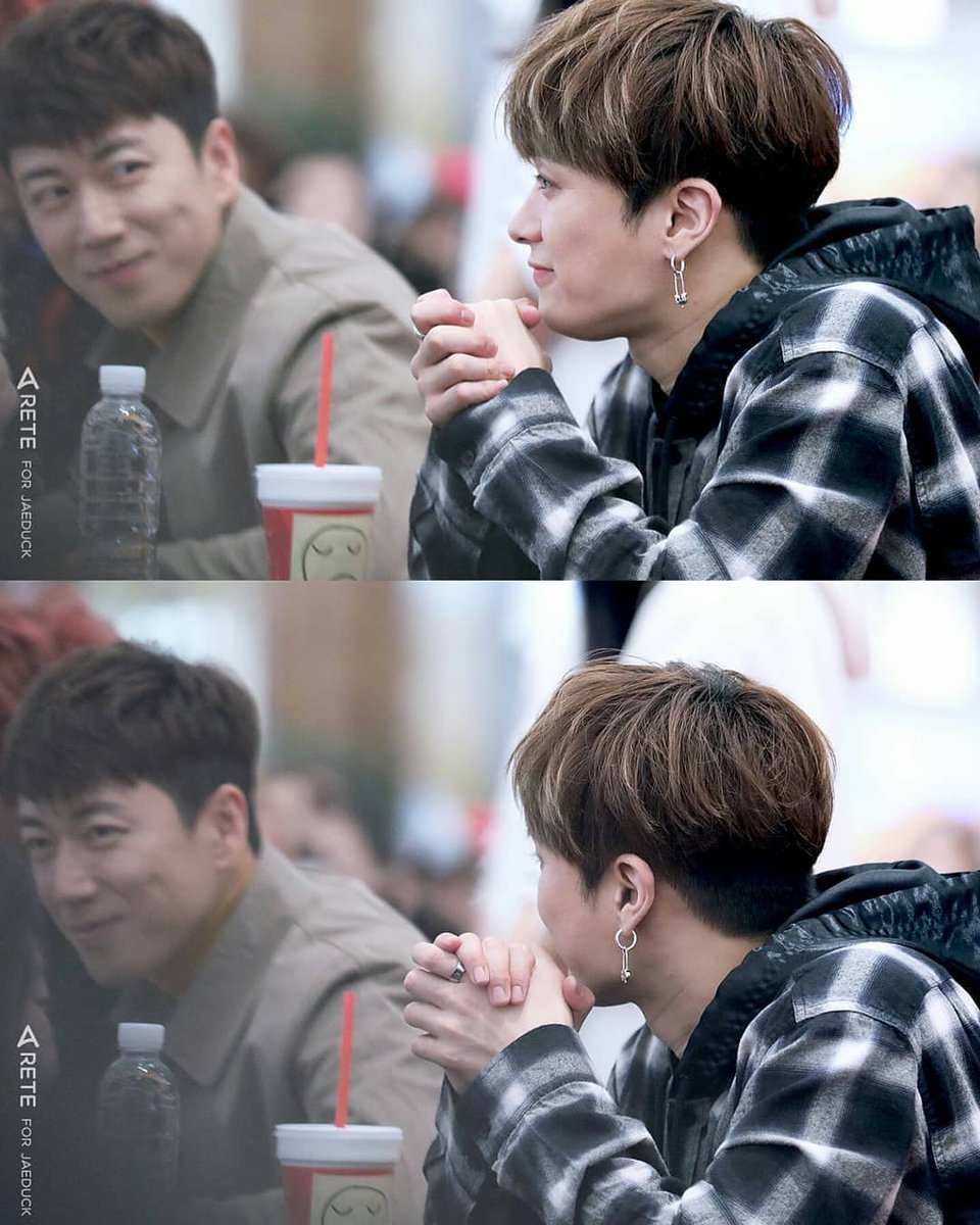 The moment when Jaeduck realized that Suwon was staring at him and Suwon acted like he didn& #39;t do anything