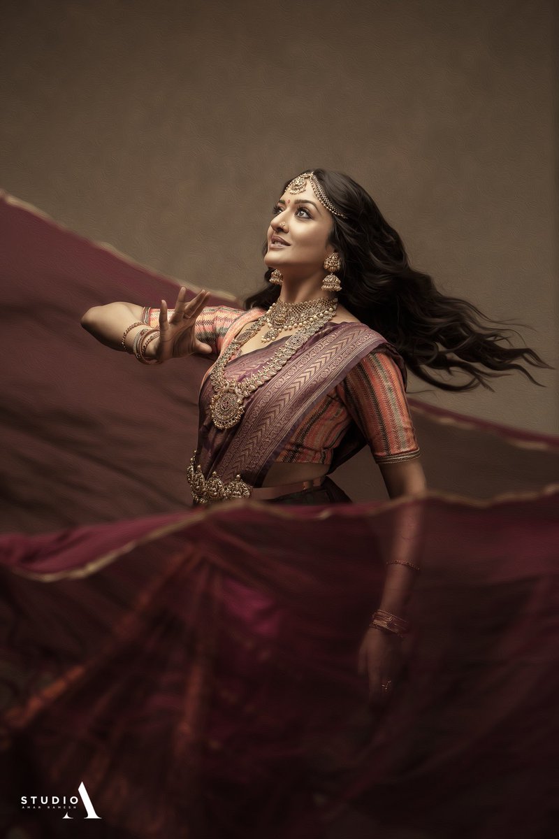 Vimraman's tweet photo. Dance is art in Motion 🦚

Photography @AmarRamesh 
Makeup @makeupibrahim 
Hair #vijayraghavan
Styling #studio149 https://t.co/OHwBd3xaX6