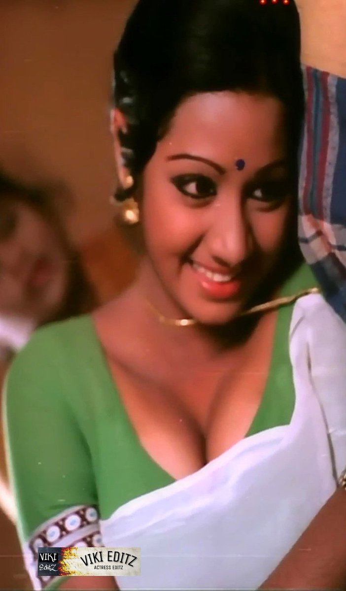 vikieditz's tweet photo. Happy Happy Birthday #Sridevi ✌️
Missing Missing Missing Di Aunty Theuvdiya #ViKiEditZ 
80's 90's 2k Ellarum Ma Evaluku Kai Adikama Irudhu Iruka Matan Ga Gilma Queen #Sridevi ❤️ https://t.co/VxlYUQbd0J