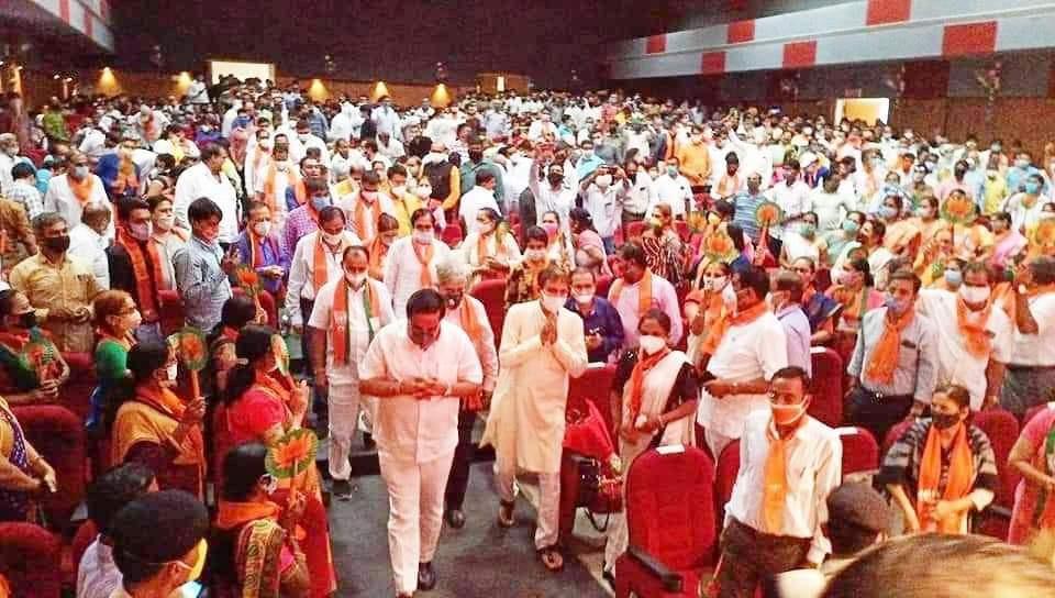 Shailes47471239's tweet photo. “Social distancing “ ના નામે “common man “ માટે બધા નીતિ-નિયમો અને મહાનુભાવો ની સભા માં કહેવાતા સુધરેલા લોકો નો મેળાવડો.ક્યાં છે હવે સરકાર ના rules and regulations 😡😡😡😡😡😡😡😡😡😡😡😡😡😡😡😡😡😡😡
#weneedwork #weareworkless #covideffect onbehalf of all artists https://t.co/MCd4qLwFek