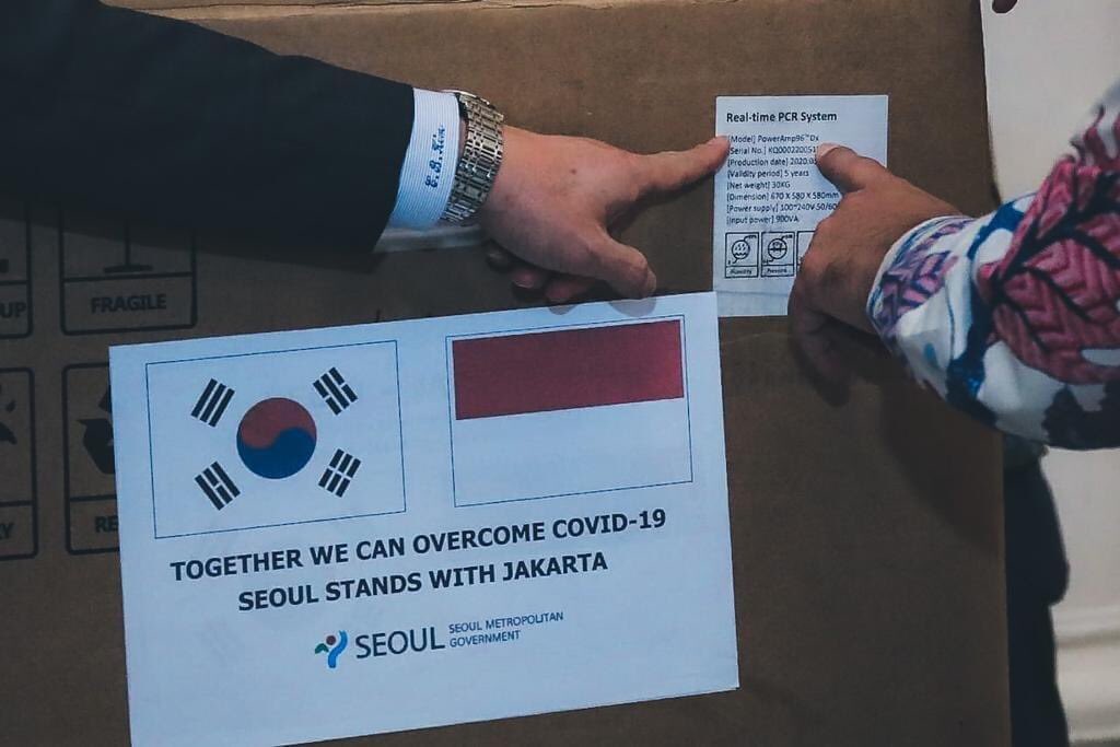 aniesbaswedan's tweet photo. Seorang walikota yang turut berjasa dalam membantu Jakarta itu telah tiada, tapi budi baik dan persahabatannya kita rasakan hingga sekarang. Pada ribuan tes yang dilakukan di Jakarta, ada jejak jasa Mayor Park Won-soon dan persahabatan antar dua kota. 

https://t.co/2nSkozvhPj https://t.co/aifjBoxbw8