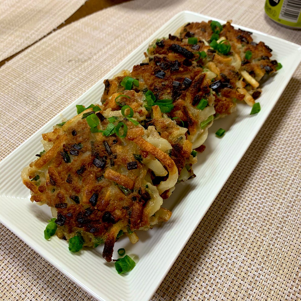 ニャンコスキー 高槻名物うどん餃子と本搾りで優勝 味 酒のつまみ コスパ お手軽度 料理研究家リュウジさんのレシピ参考 表面はパリサクッ ニラのパンチッ うどんはモチッ 豚挽肉がジュワッ ポン酢で喰らう 費用が
