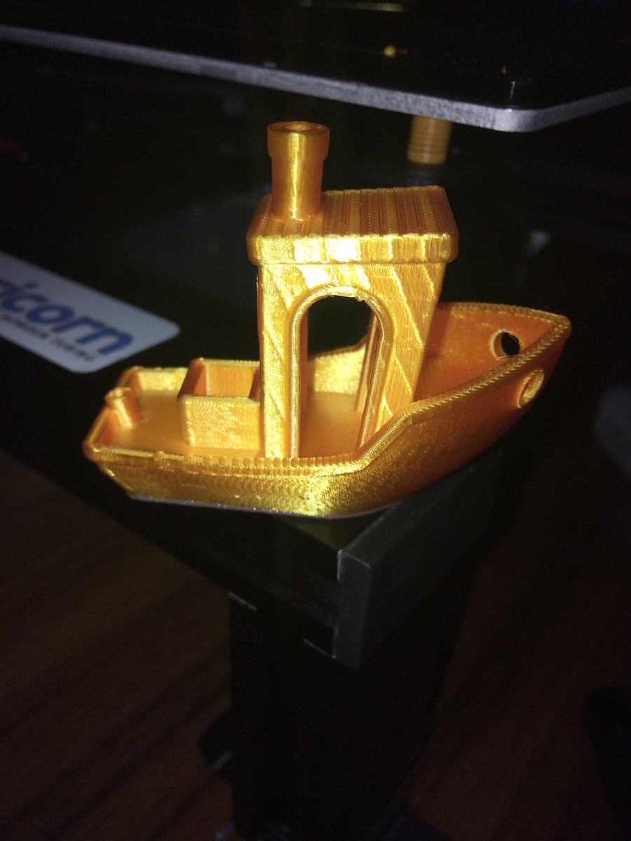 RandomTiks_'s tweet photo. Adjusted the LK4 a bit, and got a solid gold benchy 😁 #3dprinting #awesome https://t.co/Qzgr9LNnQG