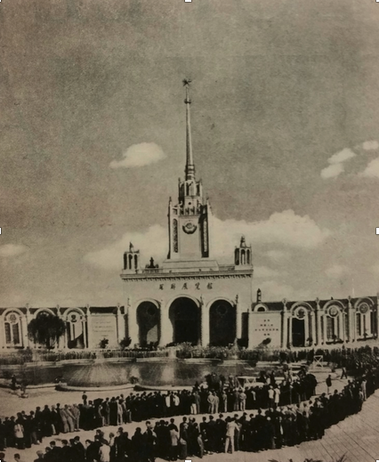 11/ But the Sino-Soviet split in 1957-9 dealt a huge blow to the subway, as it relied heavily on Soviet expertise (Below, a Soviet exhibition hall in Beijing). Then came the Great Leap Forward, and the project ground to a halt as millions across the country starved to death...